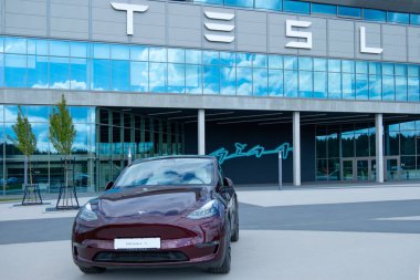 Vişne kırmızısı Tesla model elektrikli araba Gigafactory Berlin-Brandenburg, Avrupa otomotiv endüstrisi, sürdürülebilir ve verimli tesis, Berlin, Almanya - 26 Nisan 2024