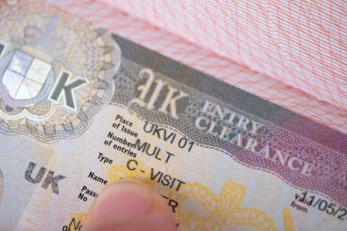 İngiltere 'nin pasaportlu turist vizesi, yakın plan seyahat, seyahat izni, uluslararası seyahat, İngiltere' ye giriş, Frankfurt - 1 Haziran 2024