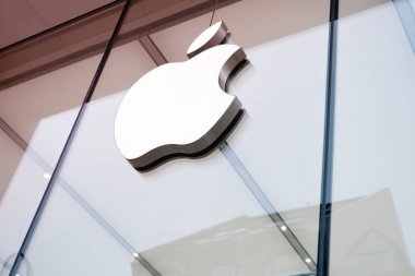 Almanya 'daki Apple Satış Ofisi, Apple logosu ve üçüncü şahıs ürünleri ve aksesuarları, Berlin, Almanya' da cam pencereli modern perakende mağazası - 17 Şubat 2024
