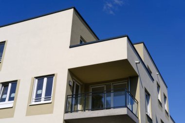 çok katlı ofis ve Avrupa şehrindeki konut binaları, yansıtıcı cam cepheler, modern yüksek binalar ve konut kuleleri, dinamizm çağdaş kentsel yaşam