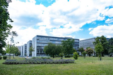 çok katlı ofisler ve Avrupa cam cephelerindeki konut binaları, modern yüksek katlı ofis binaları ve dikey yaşam, beton orman, dinamizm iş bölgesi