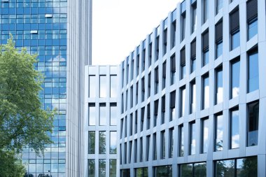 çok katlı ofisler ve Avrupa cam cephelerindeki konut binaları, modern yüksek katlı ofis binaları ve dikey yaşam, beton orman, dinamizm iş bölgesi