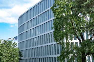 çok katlı ofisler ve Avrupa cam cephelerindeki konut binaları, modern yüksek katlı ofis binaları ve dikey yaşam, beton orman, dinamizm iş bölgesi