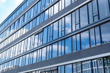 çok katlı ofisler ve Avrupa cam cephelerindeki konut binaları, modern yüksek katlı ofis binaları ve dikey yaşam, beton orman, dinamizm iş bölgesi