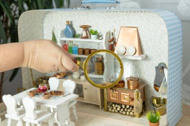 El yapımı mobilyalarla, oyuncak evlerle, oyuncak evlerle, çocukluk anılarıyla, iç açıcı nostaljiyle dolu detaylı bir retro-stil mutfak odası.