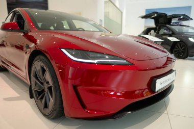 Kırmızı elektrikli Model 3 Performans Highland yüz gerdirme aracı sergi salonunda, gelişmiş teknoloji otomotiv endüstrisi Frankfurt, Almanya 'da - 28 Haziran 2024
