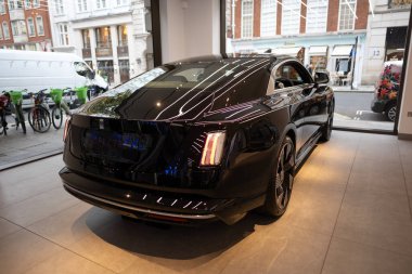 İngiliz siyah lüks limuzini Rolls-Royce Phantom VIII, dört tekerli direksiyon, üretilen Rolls-Royce Otomobil Otomobil Üreticisi Otomobil Salonu, Londra 'da Satış Ofisi - 22 Mayıs 2024