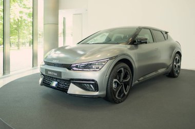 gümüş yeni elektrikli Kia Niro EV6 GT-line, Güney Kore e-Niro yenilikçi elektrikli araba stüdyoda, Avrupa 'da trend EV, Otomotiv endüstrisi, Frankfurt, Almanya - 28 Haziran 2024
