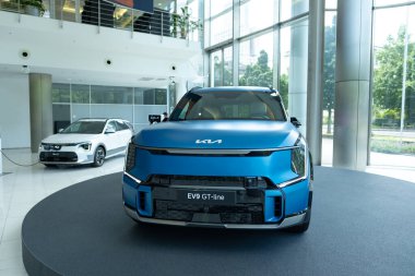 Yeni mavi elektrikli Kia Niro EV Premium, Güney Kore e-Niro yenilikçi elektrikli araba stüdyoda, Avrupa 'da trend EV, Otomotiv endüstrisi, Frankfurt, Almanya - 28 Haziran 2024