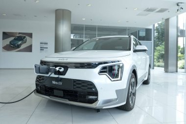Beyaz elektrikli Kia Niro EV Premium, Güney Kore e-Niro yenilikçi elektrikli araba stüdyoda, Avrupa 'da trend EV, otomotiv endüstrisi, Frankfurt, Almanya - 28 Haziran 2024