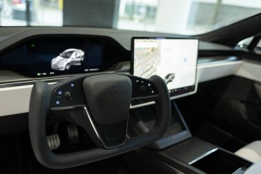 Tesla direksiyon simidi S ekose araba, direksiyon simidi, dönüş sinyalleri, kaydırma düğmesi, elektrikli araba, dijital enstrüman paneli, Frankfurt, Almanya - 28 Haziran 2024