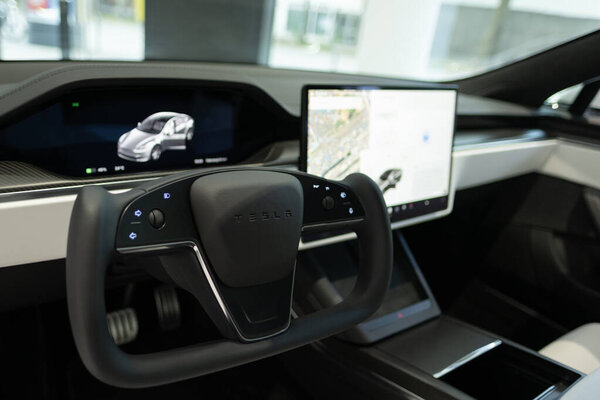 тесла рулевое ярмо Модель S Плед автомобиль, руль, поворотные сигналы, Scroll Button, электрический автомобиль, цифровой приборной панели, Франкфурт, Германия - 28 июня 2024