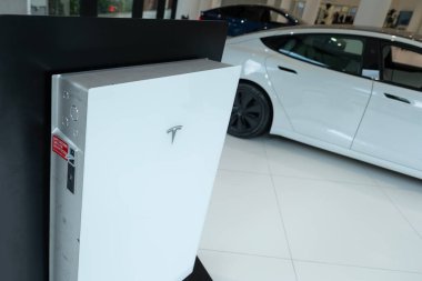 Beyaz Model Tesla power wall pil gösterisi resmi satış salonu, popüler elektrikli araba, Amerikan Elon Musk şirketi, elektrikli araç üretimi, Frankfurt, Almanya - 28 Haziran 2024