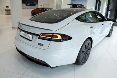 Beyaz Model S Ekose dikiz aynası, stüdyoda yenilikçi elektrikli araba Tesla Motors, çağdaş Avrupa, Otomotiv Endüstrisi, Frankfurt, Almanya - 28 Haziran 2024