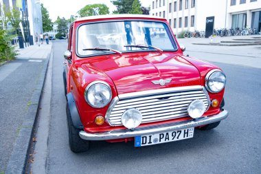 Zamansız Retro kırmızısı Mini Cooper eski zamanlayıcı modern sokağa park etmiş, zamansız nostalji tasarımı, otomotiv tutkusu, tarih otomotiv endüstrisi, Darmstadt, Almanya 'da otomotiv ikonu - 26 Haziran 2024