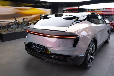 Dikiz ayarı gri pilli hiper-SUV Lotus Eletre sergi salonunda, İngiliz spor otomobil Lotus Otomobili Limited, otomotiv endüstrisi, çevre temizliği aracı fuarı Londra 'da 22 Mayıs 2024