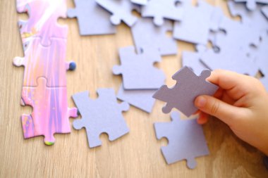 Küçük çocuk bulmacaları birleştiriyor, karton parçaları şekle göre ayırıyor, Eğitim Oyuncakları ve Oyunlar, bulmaca çözme yoluyla çocuğun bilişsel gelişimi, Çocukluk Eğitimi