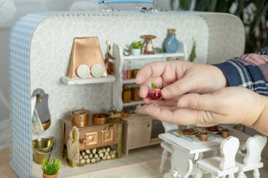 El yapımı mobilyalarla, oyuncak evlerle, oyuncak evlerle, çocukluk anılarıyla, iç açıcı nostaljiyle dolu detaylı bir retro-stil mutfak odası.