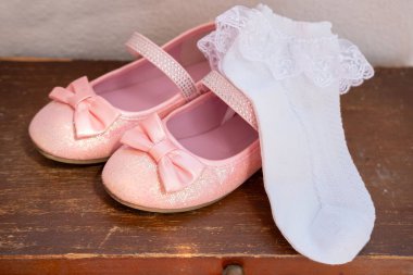 Dikkatlice paketlenmiş bavul, pasaport ve belgeler, yeni ufukları keşfetmeye hevesli, tatil hayalleri, macera planlaması, kendini keşfetme