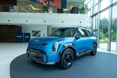 Yeni mavi elektrikli Kia Niro GT-line, Güney Kore e-Niro yenilikçi elektrikli araba stüdyoda, Avrupa 'da trend EV, otomotiv endüstrisi, Frankfurt, Almanya - 28 Haziran 2024