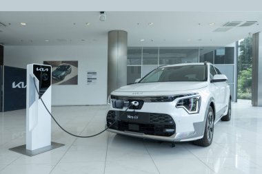 Beyaz elektrikli Kia Niro EV Premium, Güney Kore e-Niro yenilikçi elektrikli araba stüdyoda, Avrupa 'da trend EV, otomotiv endüstrisi, Frankfurt, Almanya - 28 Haziran 2024