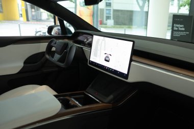 Tesla Model S dokunmatik ekran, direksiyon, direksiyon, dönüş sinyalleri, kaydırma düğmesi, elektrikli araba, dijital enstrüman paneli, Frankfurt, Almanya - 28 Haziran 2024