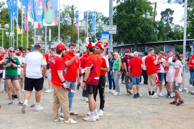 Futbol taraftarları, seyirciler UEFA EURO 2024, taraftarlar heyecan ve heyecanla dolu stadyum girişinde toplandılar, Frankfurt, Almanya 23 Haziran 2024 