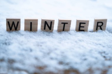 Şiddetli kar yağışı, kardaki ahşap harfler, mevsimsel değişiklikler, kış hava koşulları ve kar yağışı, doğa ve çevre, atmosferik fenomen, karlı çevre