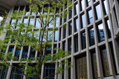 çok katlı ofis ve Avrupa şehrindeki konut binaları, yansıtıcı cam cepheler, modern yüksek binalar ve konut kuleleri, dinamizm çağdaş kentsel yaşam