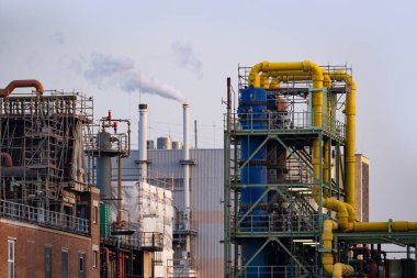 Frankfurt, Almanya 'daki modern kimya fabrikası, bacadan çıkan buharlı fabrika, kimyasal sanayinin karmaşıklığı, küresel ısınma, üretim ve yenilik küresel ekonomiyi yürütüyor