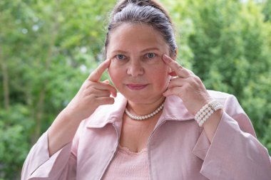 Migren ağrısı çeken olgun bir kadın başını ağrıtıyor, sağlık durumu, tıbbi yardım, baş ağrısı, migren ağrısı, sağlık krizi