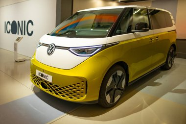 Klasik sarı elektrikli otobüs Volkswagen ID Buzz, eski moda havalı yeni moda yakıtla buluşuyor, otomotiv kültürü nostaljisi 1960 'larda, Volkswagen Grubu Forumu Berlin' de - 24 Nisan 2024