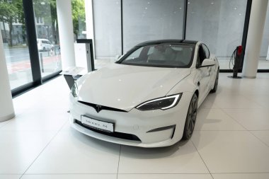 Beyaz Model S Ekose, stüdyoda yenilikçi elektrikli araba Tesla Motors, çağdaş Avrupa, Otomotiv Endüstrisi, Frankfurt, Almanya - 28 Haziran 2024