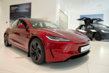 Kırmızı elektrikli Model 3 Performans Yenileme Highland yüz gerdirme aracı sergi salonunda, Gelişmiş teknoloji otomotiv endüstrisi Frankfurt, Almanya 'da - 28 Haziran 2024