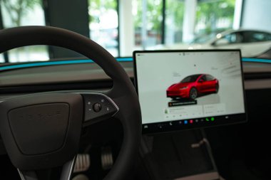 Tesla Model 3 Performans Highland direksiyon, direksiyon, dönüş sinyalleri, kaydırma düğmesi, elektrikli araba, dijital enstrüman paneli, Frankfurt, Almanya - 28 Haziran 2024