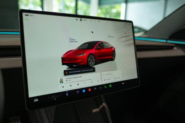 Tesla İç kokpit, dokunmatik ekran görüntüleme Model 3 Performans Highland yüz gerdirme modern EV, sürücü güvenliği, çevre aracı, Frankfurt, Almanya - 28 Haziran 2024