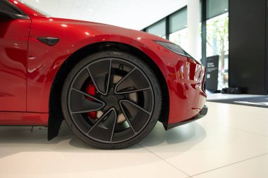 Kırmızı elektrikli Model 3 Performans Yenileme Highland yüz gerdirme aracı sergi salonunda, Gelişmiş teknoloji otomotiv endüstrisi Frankfurt, Almanya 'da - 28 Haziran 2024