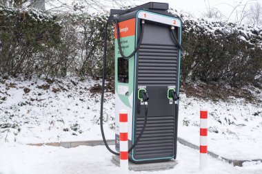 pfalzwerke EV şarj istasyonu, DC şarj bağlantıları, Birleşik Şarj Sistemi 2 hızlı şarj istasyonu, alternatif enerji, teknoloji ve yenilik otomotiv endüstrisi, Frankfurt - 21 Ocak 2024
