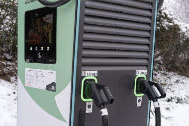 pfalzwerke EV şarj istasyonu, DC şarj bağlantıları, Birleşik Şarj Sistemi 2 hızlı şarj istasyonu, alternatif enerji, teknoloji ve yenilik otomotiv endüstrisi, Frankfurt - 21 Ocak 2024