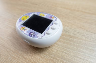 Tamagotchi oyuncağı, popüler sanal hayvan çılgınlığı için nostalji uyandıran, empati geliştiren, çocukluk anılarını besleyen, geçmişe özlem duyan Frankfurt - 26 Ocak 2024