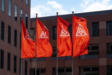 IG Metal logosuyla dalgalanan kırmızı IGM bayrakları, Avrupa 'nın en büyük endüstriyel sendikası, işçi ilişkileri, ulusal pazarlık, Frankfurt - 22 Temmuz 2024
