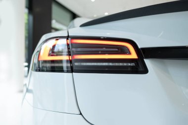 Beyaz Model S Ekose dikiz aynası, stüdyoda yenilikçi elektrikli araba Tesla Motors, çağdaş Avrupa, Otomotiv Endüstrisi, Frankfurt, Almanya - 28 Haziran 2024