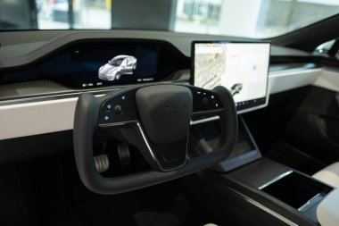 Tesla direksiyon simidi S ekose araba, direksiyon simidi, dönüş sinyalleri, kaydırma düğmesi, elektrikli araba, dijital enstrüman paneli, Frankfurt, Almanya - 28 Haziran 2024