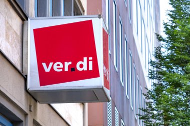 Red Vereinte Dienstleistungsgewerkschaft Verdi tabelası, Alman Birleşik Hizmetler Sendikası binası, Avrupa, Frankfurt - 22 Temmuz 2024