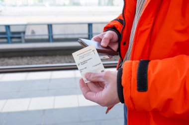 Deutsche Bahn bileti olan erkek yolcu, toplu taşıma, seyahat verimliliği, modern ulaşım sistemleri, Berlin, Almanya - 24 Nisan 2024