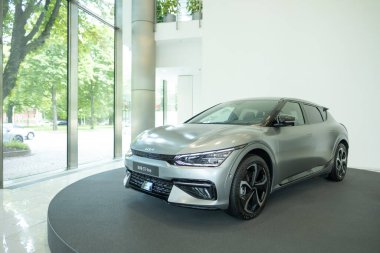 gümüş yeni elektrikli Kia Niro EV6 GT-line, Güney Kore e-Niro yenilikçi elektrikli araba stüdyoda, Avrupa 'da trend EV, Otomotiv endüstrisi, Frankfurt, Almanya - 28 Haziran 2024