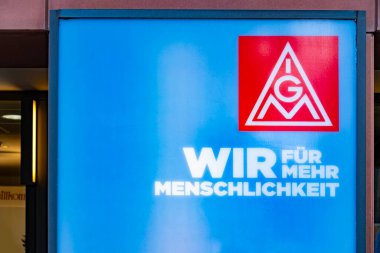 Plaket IGM işareti IG Metal logosu, Alman baskın metal işçileri sendikası, Avrupa 'nın en büyük endüstriyel birliği Frankfurt' u destekliyor, 22 Temmuz 2024