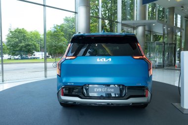 Yeni mavi elektrikli Kia Niro EV Premium, Güney Kore e-Niro yenilikçi elektrikli araba stüdyoda, Avrupa 'da trend EV, Otomotiv endüstrisi, Frankfurt, Almanya - 28 Haziran 2024