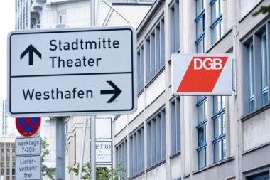 Kızıl DGB işareti, Alman Ticaret Birliği Konfederasyonu, Avrupa 'daki işçi koşullarının iyileştirilmesi, Avrupa dayanışması, işçi hakları ve sosyal adalet pankartı, Frankfurt - 22 Temmuz 2024