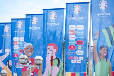 Tesla 'nın Gigafactory Berlin-Brandenburgt servisi için kurulan otobüs durağı, Grnheide, Almanya - 22 Nisan 2024 